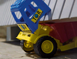 Ein Spielzeugtruck wird zerdrückt
